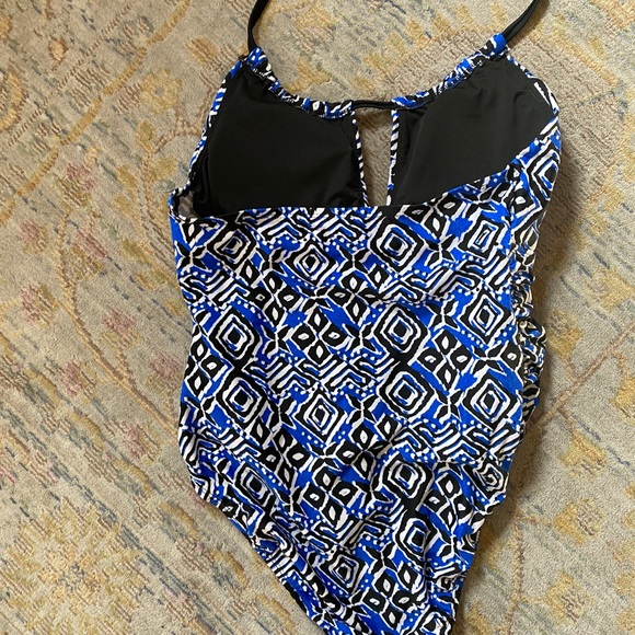 Geometric print one piece - Picture 2 of 4